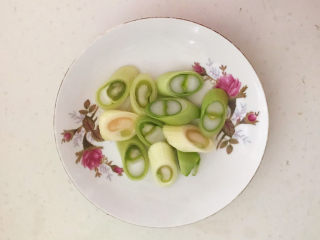 4、老坛酸菜鱼,大葱切成葱花