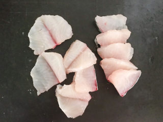 13、老坛酸菜鱼,把鱼肉切成2连片