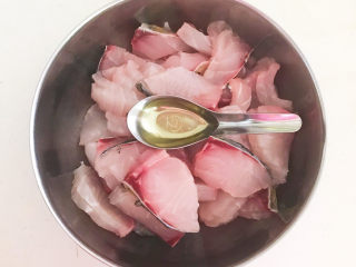 15、老坛酸菜鱼,加入料酒