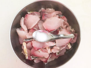 16、老坛酸菜鱼,加入精盐