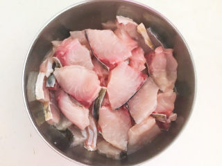 19、老坛酸菜鱼,用手抓匀