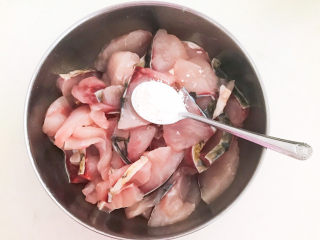 20、老坛酸菜鱼,加入玉米淀粉