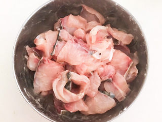 21、老坛酸菜鱼,抓匀即可