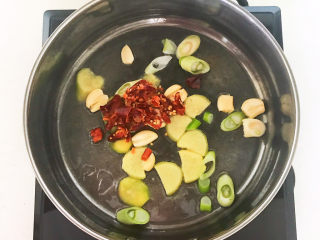 23、老坛酸菜鱼,加入干红辣椒段翻炒均匀