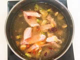 26、老坛酸菜鱼,加入温水