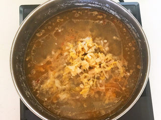 31、老坛酸菜鱼,加入切好的老坛酸菜