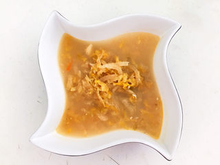 34、老坛酸菜鱼,把做好的底汁倒入大碗里面备用