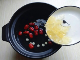 7、雪梨银耳莲子羹,加入老冰糖。(最好选用这种黄冰糖)