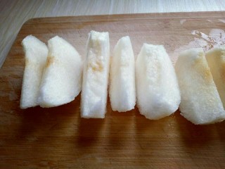 12、雪梨银耳莲子羹,将去皮的雪梨再去核，切小块。