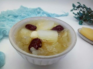 15、雪梨银耳莲子羹,近看，美容养颜，润肺。