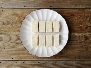 2、咕咾豆腐,将北豆腐切小条备用（也可在豆腐外面撒一丢丢盐，可使豆腐入味）。