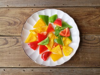 3、咕咾豆腐,彩椒洗净切滚刀块备用。