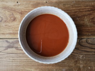 7、咕咾豆腐,再加入一勺淀粉和一百毫升清水搅拌均匀至无颗粒状。