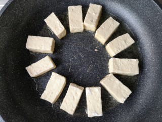 9、咕咾豆腐,下拍好裹炸粉的豆腐条。