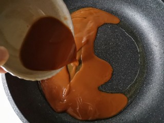 12、咕咾豆腐,锅中留一点底油，倒入调好的料汁。