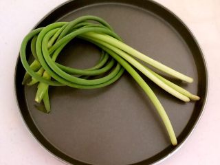 1、10分钟快手菜 五彩什锦小炒,蒜薹清洗干净