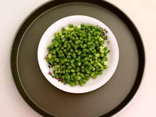 2、10分钟快手菜 五彩什锦小炒,把蒜薹切成小丁