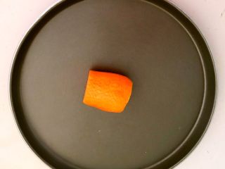 4、10分钟快手菜 五彩什锦小炒,胡萝卜削皮,清洗干净