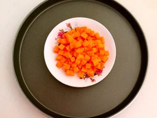 5、10分钟快手菜 五彩什锦小炒,把胡萝卜切成小丁
