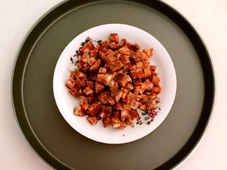 9、10分钟快手菜 五彩什锦小炒,把腊肠切成小丁