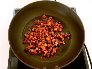 11、10分钟快手菜 五彩什锦小炒,加入腊肠,翻炒1分钟