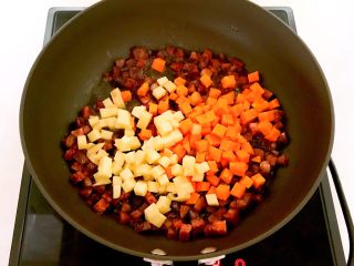 12、10分钟快手菜 五彩什锦小炒,加入土豆丁和胡萝卜丁,翻炒3分钟