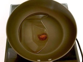 10、10分钟快手菜 五彩什锦小炒,锅烧热后加入大豆色拉油,油热后加入花椒粉