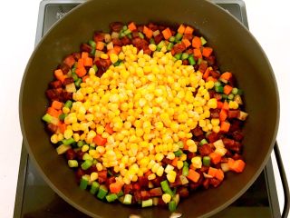 15、10分钟快手菜 五彩什锦小炒,加入玉米粒,翻炒2分钟