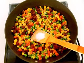 16、10分钟快手菜 五彩什锦小炒,加入精盐调味,翻炒均匀