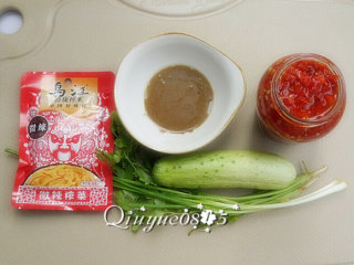 2、地方菜　武汉热干面,准备调面的料