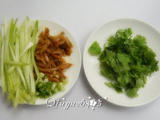 3、地方菜　武汉热干面,榨菜、小葱、香菜切碎；嫩黄瓜切丝。