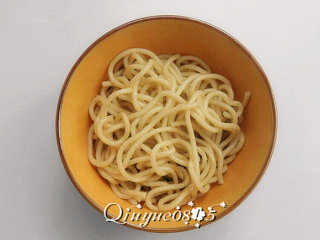 8、地方菜　武汉热干面,.烫热后放碗里