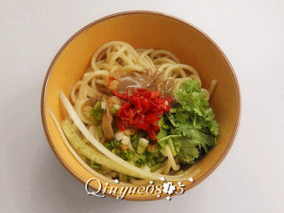 9、地方菜　武汉热干面,依次放入嫩黄瓜、小葱、香菜、酱油、榨菜、剁椒、胡椒粉、芝麻酱等调料拌匀即可。