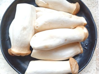 1、#爽口凉菜#凉拌胡萝卜鸡腿菇,鸡腿菇洗净