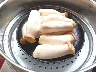 2、#爽口凉菜#凉拌胡萝卜鸡腿菇,上锅中蒸熟