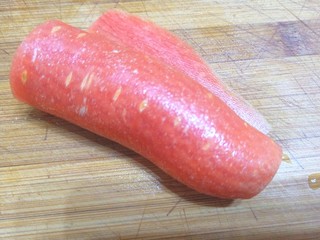 6、#爽口凉菜#凉拌胡萝卜鸡腿菇,半个胡萝卜切片