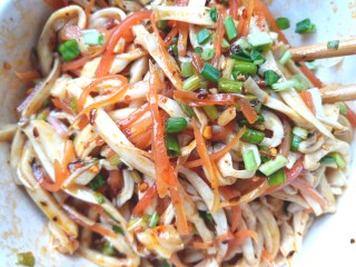 11、#爽口凉菜#凉拌胡萝卜鸡腿菇,将鸡腿菇丝，胡萝卜丝，葱花放入容器中加入生抽，盐，味精，香油，醋，油泼辣子搅拌均匀