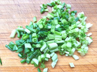 10、#爽口凉菜#凉拌胡萝卜鸡腿菇,切好葱花