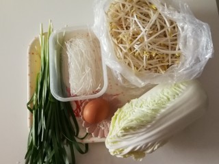 1、炒合菜,食材准备好。