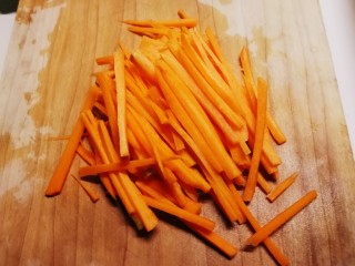 3、炒合菜,胡萝卜切丝。