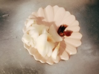 5、炒合菜,葱切片,备好八角。