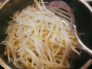 6、炒合菜,绿豆芽去根,放入开水中汆烫捞出。