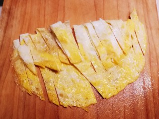 7、炒合菜,鸡蛋打散,起油锅放入半汤匙食用油,倒入鸡蛋液摊成鸡蛋饼出锅,切条状备用。