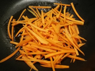 8、炒合菜,再起油锅,放入食用油,油热之后爆香八角,放入胡萝卜丝翻炒断生。