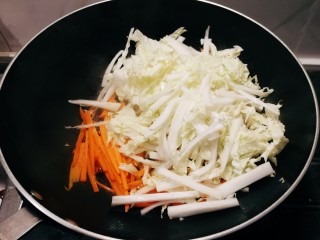 9、炒合菜,放入白菜翻炒。