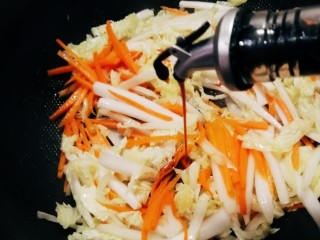 10、炒合菜,倒入酱油。