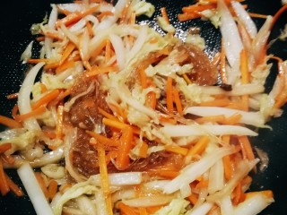 11、炒合菜,放入泡好的粉丝翻炒。