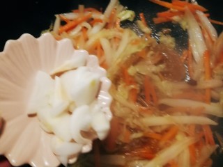 12、炒合菜,放入葱片增香。