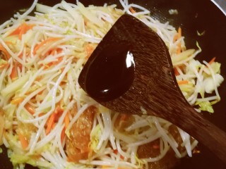 13、炒合菜,放入蚝油提味。