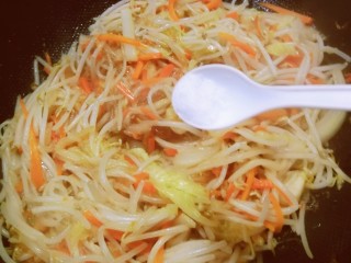 14、炒合菜,放入盐调整味道。